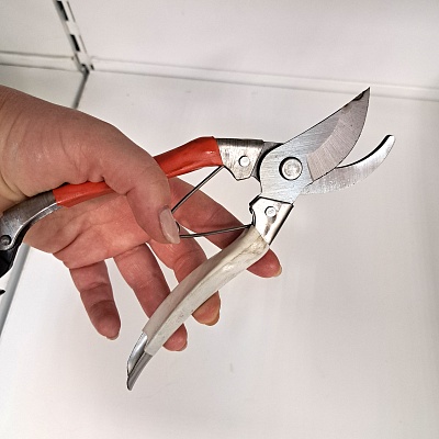 Секатор садовый д/обрезки веток и сада, красный/белый, в/уп.