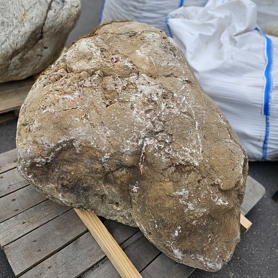 Валун "мрамор розовый"